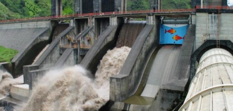 Denuncian una «cadena de ilegalidades» en la privatización de las represas hidroeléctricas