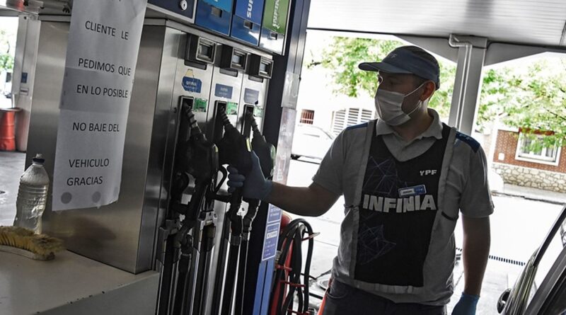 Las petroleras aún no definieron si van a seguir la baja de precios que aplicó YPF