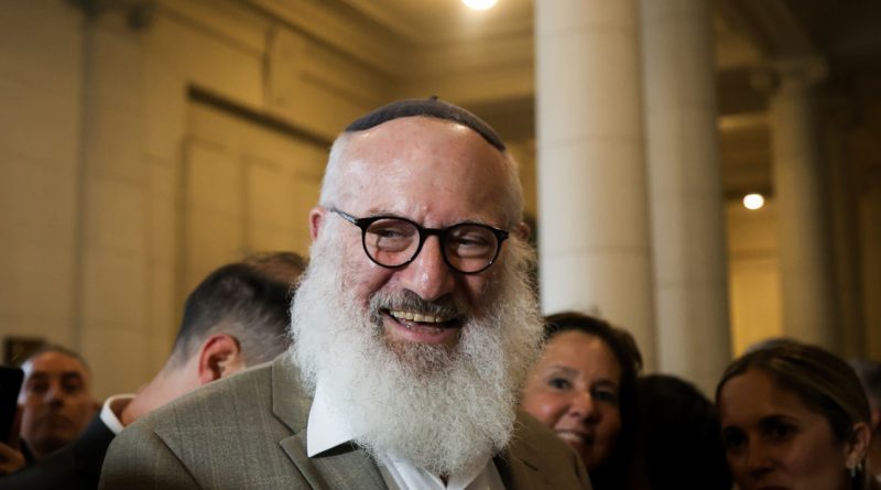 El dueño de los shoppings se mete en la pelea por el negocio minero