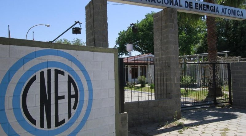 Denuncian que echaron a cerca de 100 personas de la Comisión de Energía Atómica