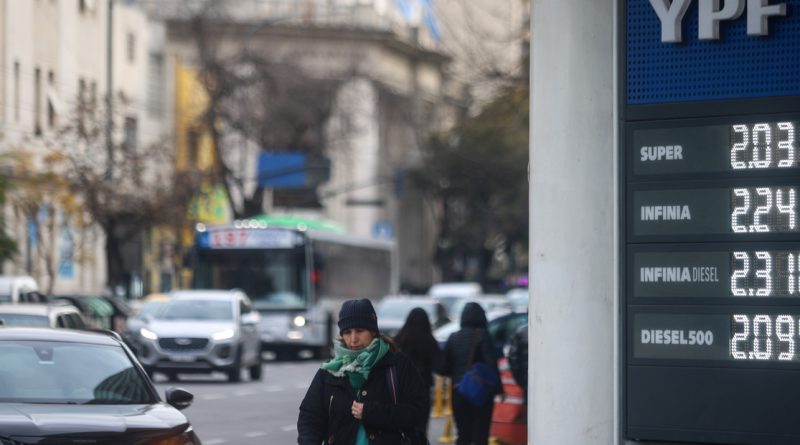 Postergan la suba de impuestos a los combustibles tras los aumentos de las naftas