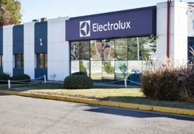 Electrolux deja de fabricar en la Argentina