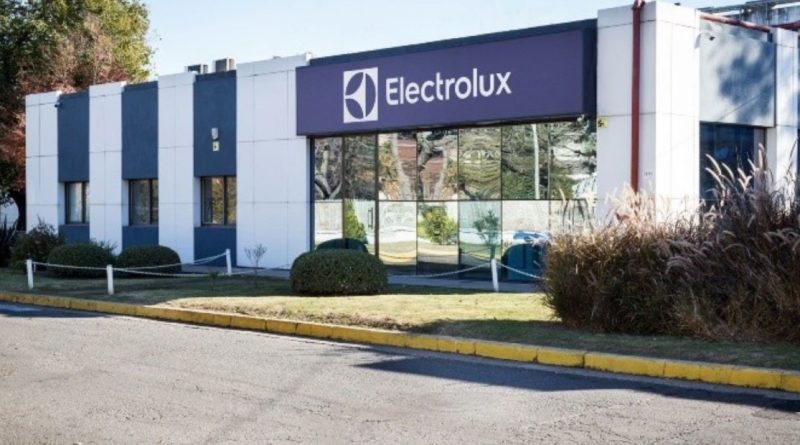 Electrolux deja de fabricar en la Argentina