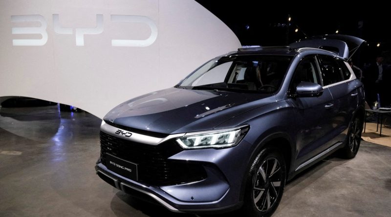 Marca de autos eléctricos analiza invertir en una fábrica de baterías de litio